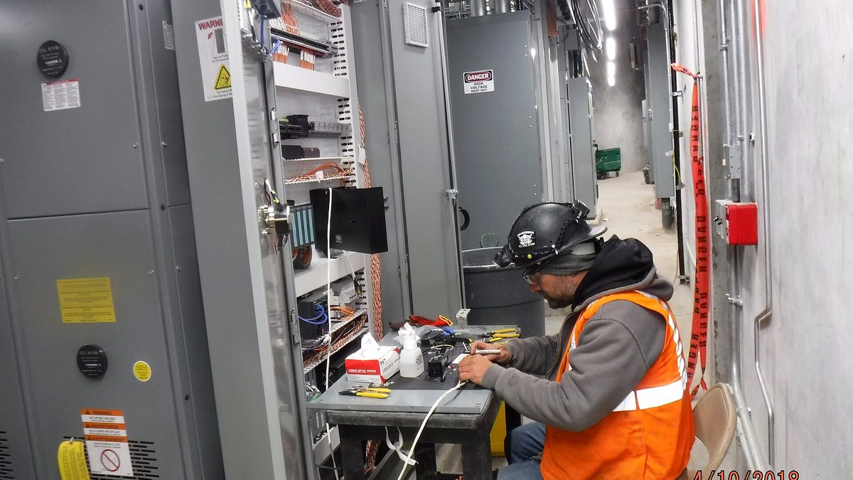 EB-LINK expands the production line of all-optical network FTTR kits to support the centralized construction of dormitory classrooms
